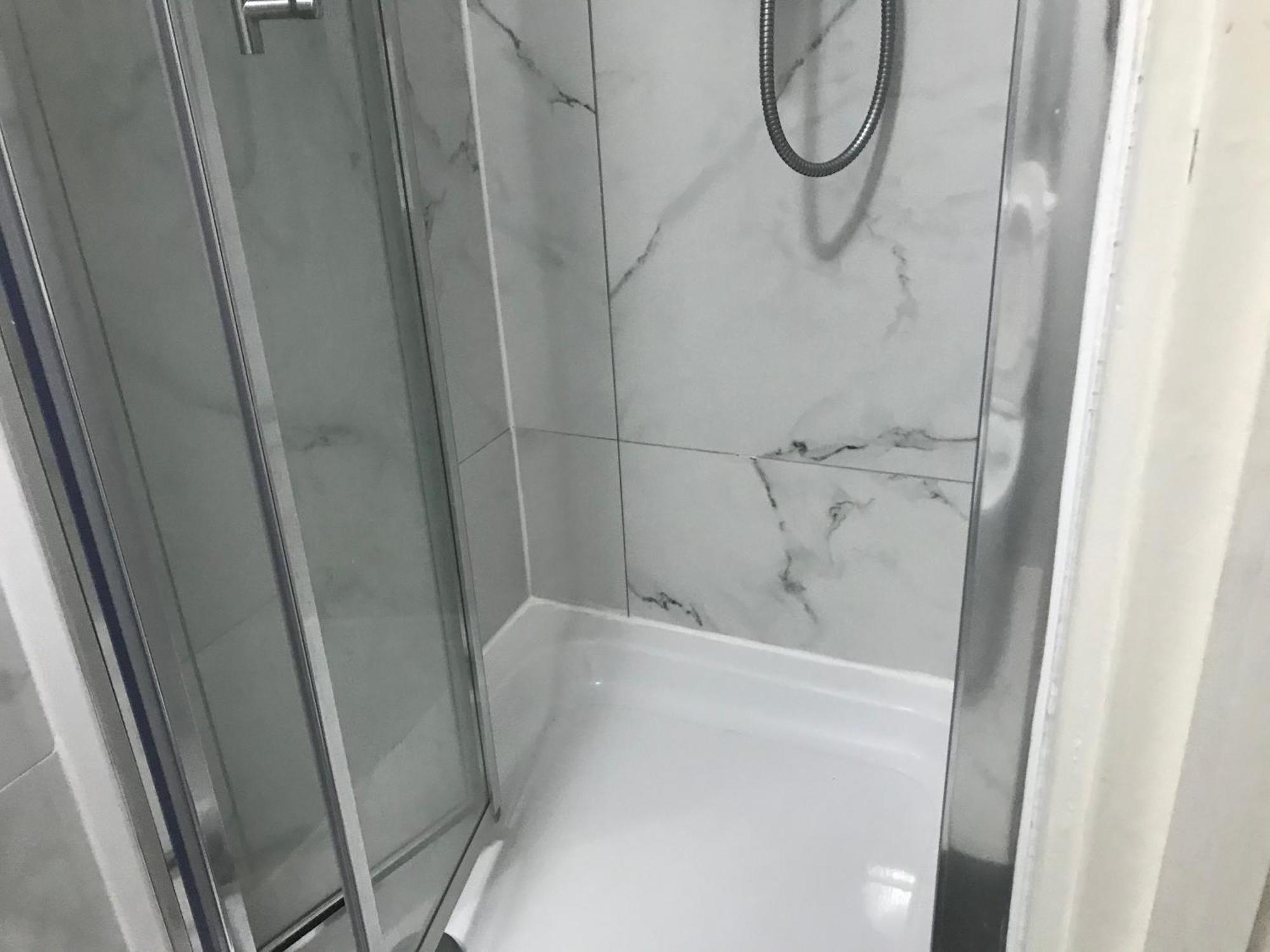 Ensuite With Kitchen Ext Large Room With Balcony In Zone 2 Лондон Екстериор снимка