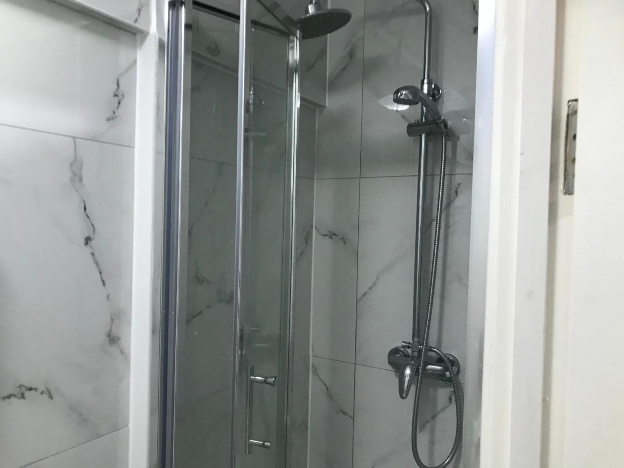 Ensuite With Kitchen Ext Large Room With Balcony In Zone 2 Лондон Екстериор снимка