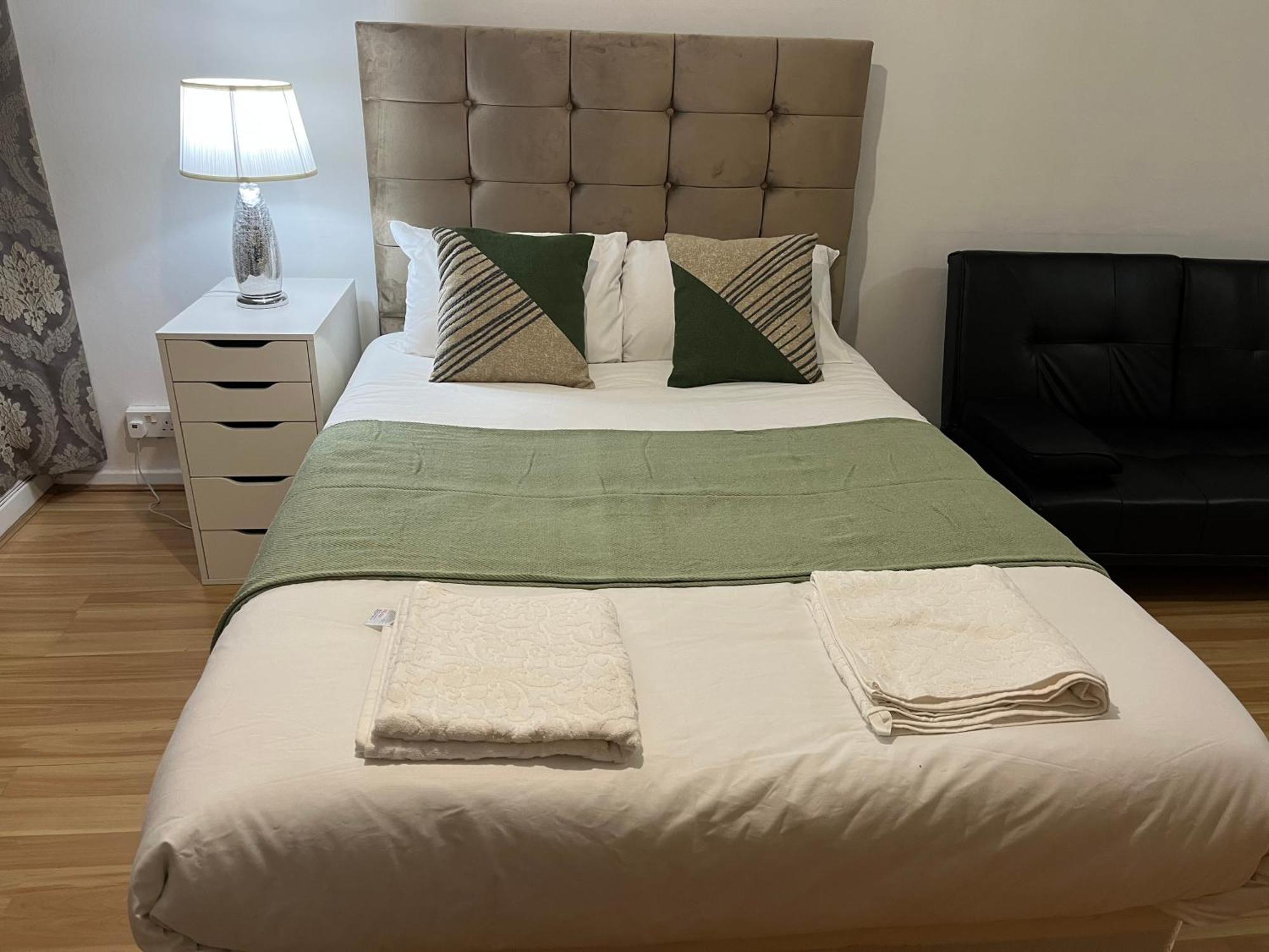 Ensuite With Kitchen Ext Large Room With Balcony In Zone 2 Лондон Екстериор снимка